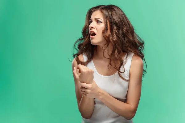 Retrato de mulher jovem com expressão facial chocada — Fotografia de Stock