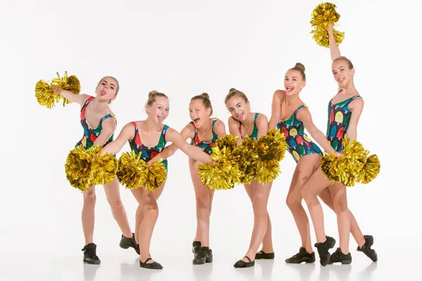 Gruppen av tonåring cheerleaders poserar på vita studio — Stockfoto