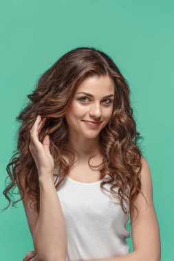 Mutlu duygularla genç kadının portresi