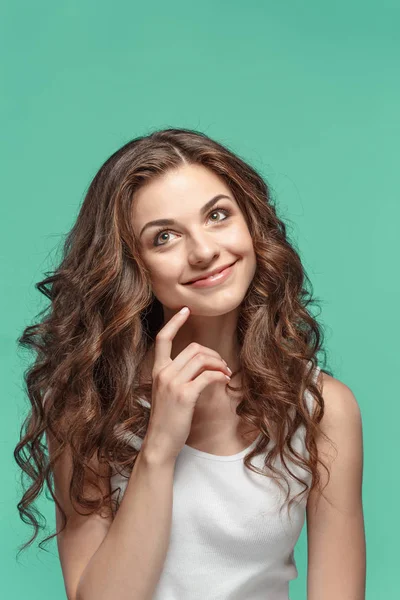 Las jóvenes mujeres retratan con emociones felices — Foto de Stock