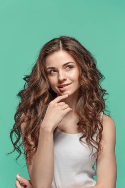 Mutlu duygularla genç kadının portresi