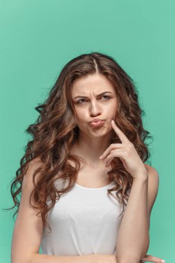 Düşünceli duyguları ile genç kadının portresi