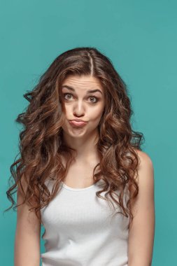 Düşünceli duyguları ile genç kadının portresi