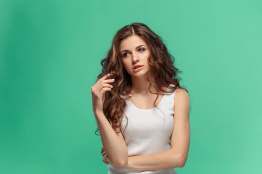 Düşünceli duyguları ile genç kadının portresi