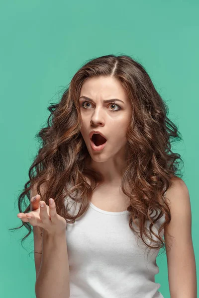 Retrato de mulher jovem com expressão facial chocada — Fotografia de Stock