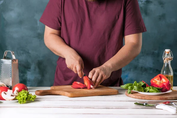 Primo piano mano dello chef panettiere fare la pizza in cucina — Foto Stock