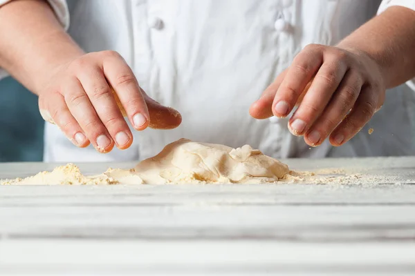 Großaufnahme Hand des Chefs Bäcker in weißer Uniform macht Pizza in der Küche — Stockfoto