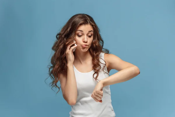 O retrato de mulher enojada com telefone celular — Fotografia de Stock