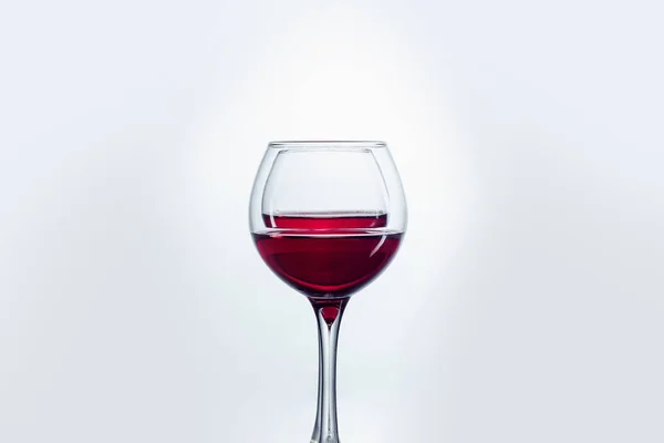 Zwei Weingläser gegen Weiß — Stockfoto