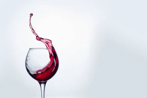 Один бокал вина против белого — стоковое фото