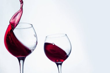 Büyük sıçrama ile jest toasting içinde iki ayaklı büyük kadehler.