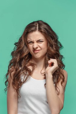 Tiksinti kadın portresi