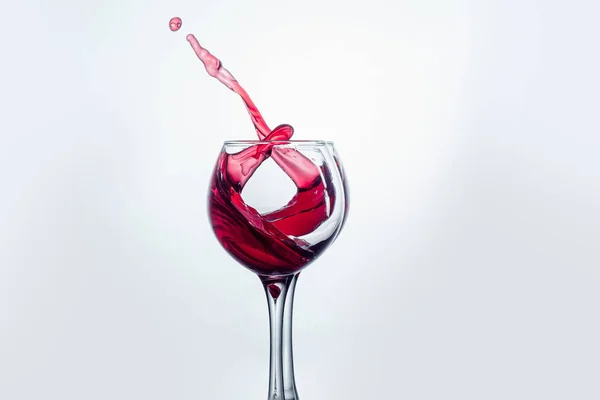 Два бокала вина в знак тоста с большим всплеском . — стоковое фото