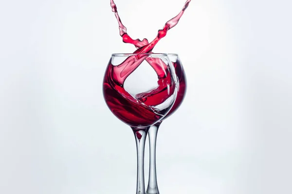 Dwa kieliszki do wina w opiekania gest z zalewaniem duży. — Zdjęcie stockowe