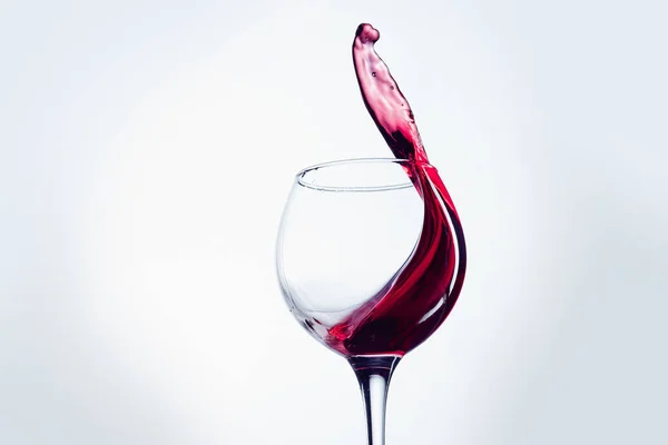 Jeden kieliszek do wina przeciwko biały — Zdjęcie stockowe