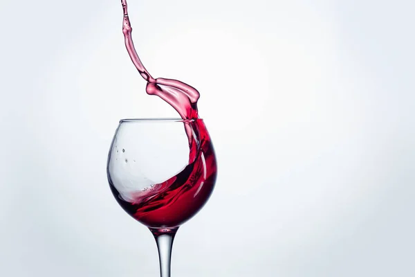 Jeden kieliszek do wina przeciwko biały — Zdjęcie stockowe