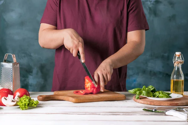 Primo piano mano dello chef panettiere fare la pizza in cucina — Foto Stock