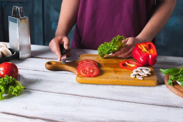 Primo piano mano dello chef panettiere fare la pizza in cucina — Foto Stock