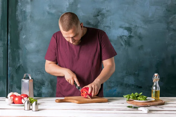 Primo piano mano dello chef panettiere fare la pizza in cucina — Foto Stock