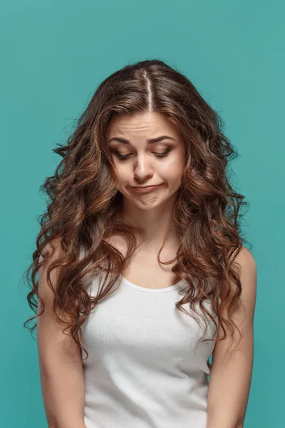 As mulheres jovens retratam com emoções pensativas — Fotografia de Stock