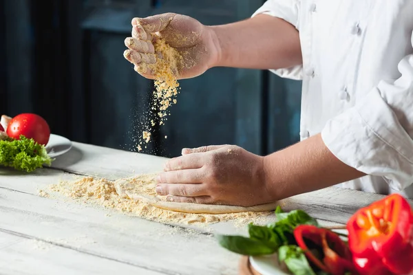 Großaufnahme Hand des Chefs Bäcker in weißer Uniform macht Pizza in der Küche — Stockfoto