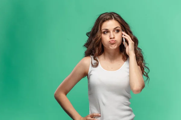 El retrato de mujer disgustada con teléfono móvil —  Fotos de Stock