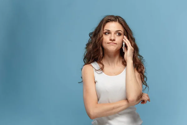 Il ritratto di una donna disgustata con il cellulare — Foto Stock