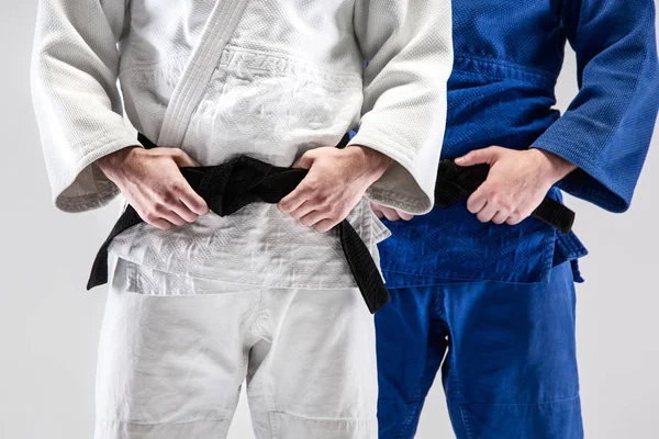 De två judokas fighters poserar på studio — Stockfoto