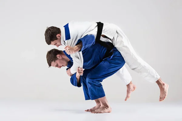 Die beiden Judokas kämpfen Männer — Stockfoto