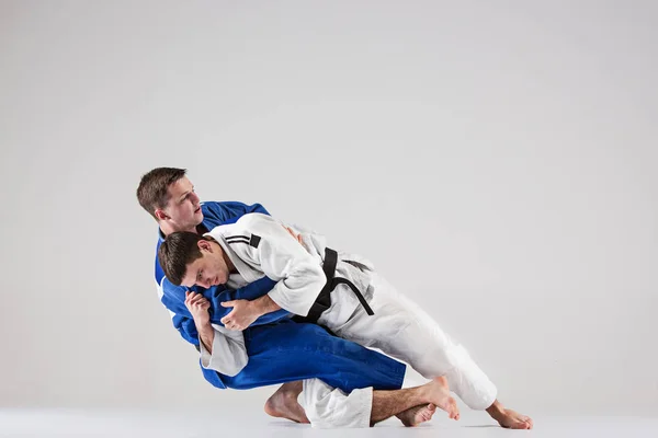 Os dois lutadores de judocas lutam contra homens — Fotografia de Stock