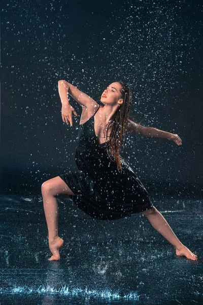Młode piękne nowoczesne tancerz taniec pod krople wody — Zdjęcie stockowe