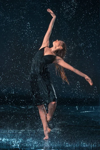 Genç güzel modern dansçı su damlaları altında — Stok fotoğraf