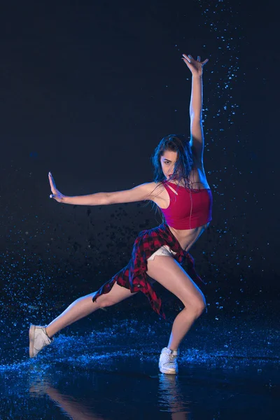 Die junge schöne moderne Tänzerin tanzt unter Wassertropfen — Stockfoto