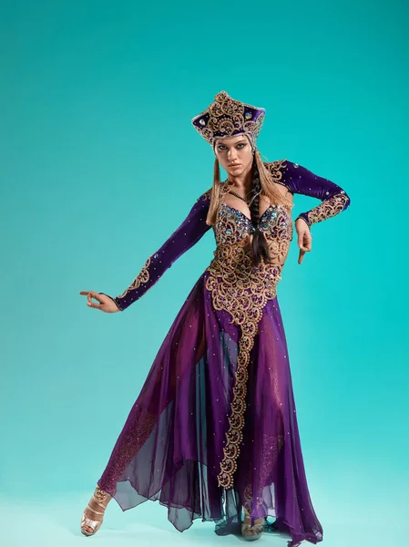 Die schöne sexy stylische brünette junge Frau als Kleopatra — Stockfoto