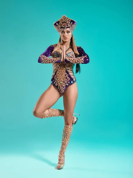 La hermosa sexy morena elegante joven como Cleopatra —  Fotos de Stock