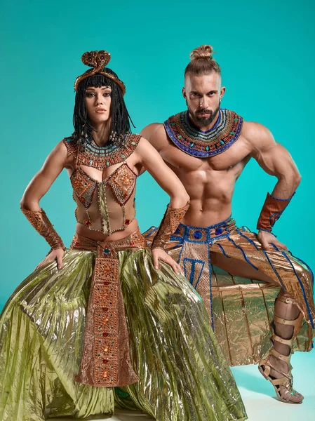De man, de vrouw in de beelden van Egyptische farao en Cleopatra — Stockfoto