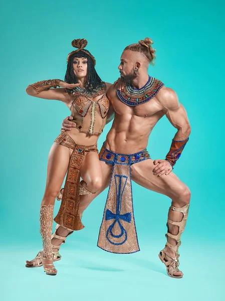 El hombre, la mujer en las imágenes del faraón egipcio y Cleopatra —  Fotos de Stock