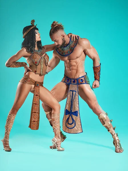 El hombre, la mujer en las imágenes del faraón egipcio y Cleopatra —  Fotos de Stock