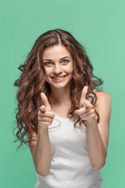 Mutlu duygularla genç kadının portresi