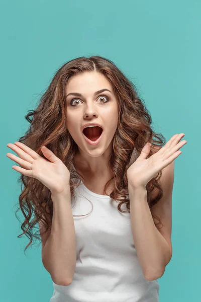 Retrato de mulher jovem com expressão facial chocada — Fotografia de Stock