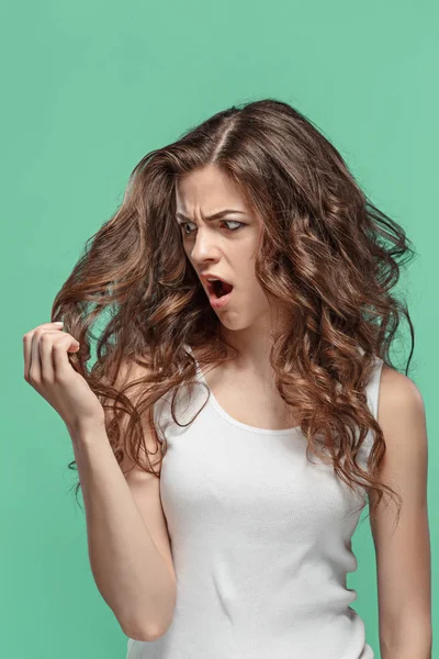 Frustrada jovem mulher ter um cabelo ruim no azul — Fotografia de Stock