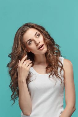 Düşünceli duyguları ile genç kadının portresi