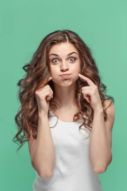 Mutlu duygularla genç kadının portresi