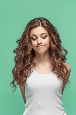 Düşünceli duyguları ile genç kadının portresi