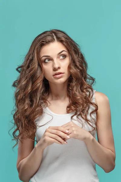 Düşünceli duyguları ile genç kadının portresi