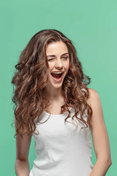 As mulheres jovens retratam com emoções felizes — Fotografia de Stock