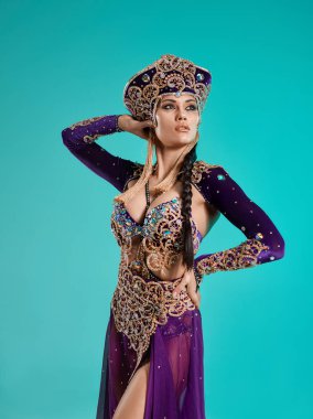 Güzel seksi şık esmer genç kadın olarak Kleopatra