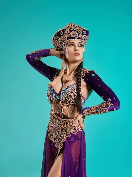 De mooie sexy stijlvolle brunette jonge vrouw als Cleopatra — Stockfoto