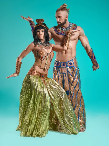 De man, de vrouw in de beelden van Egyptische farao en Cleopatra — Stockfoto