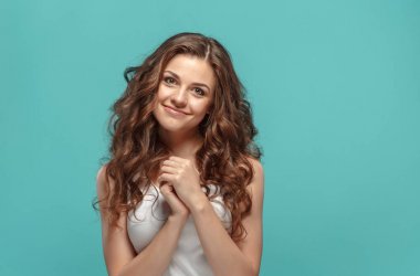 Mutlu duygularla genç kadının portresi